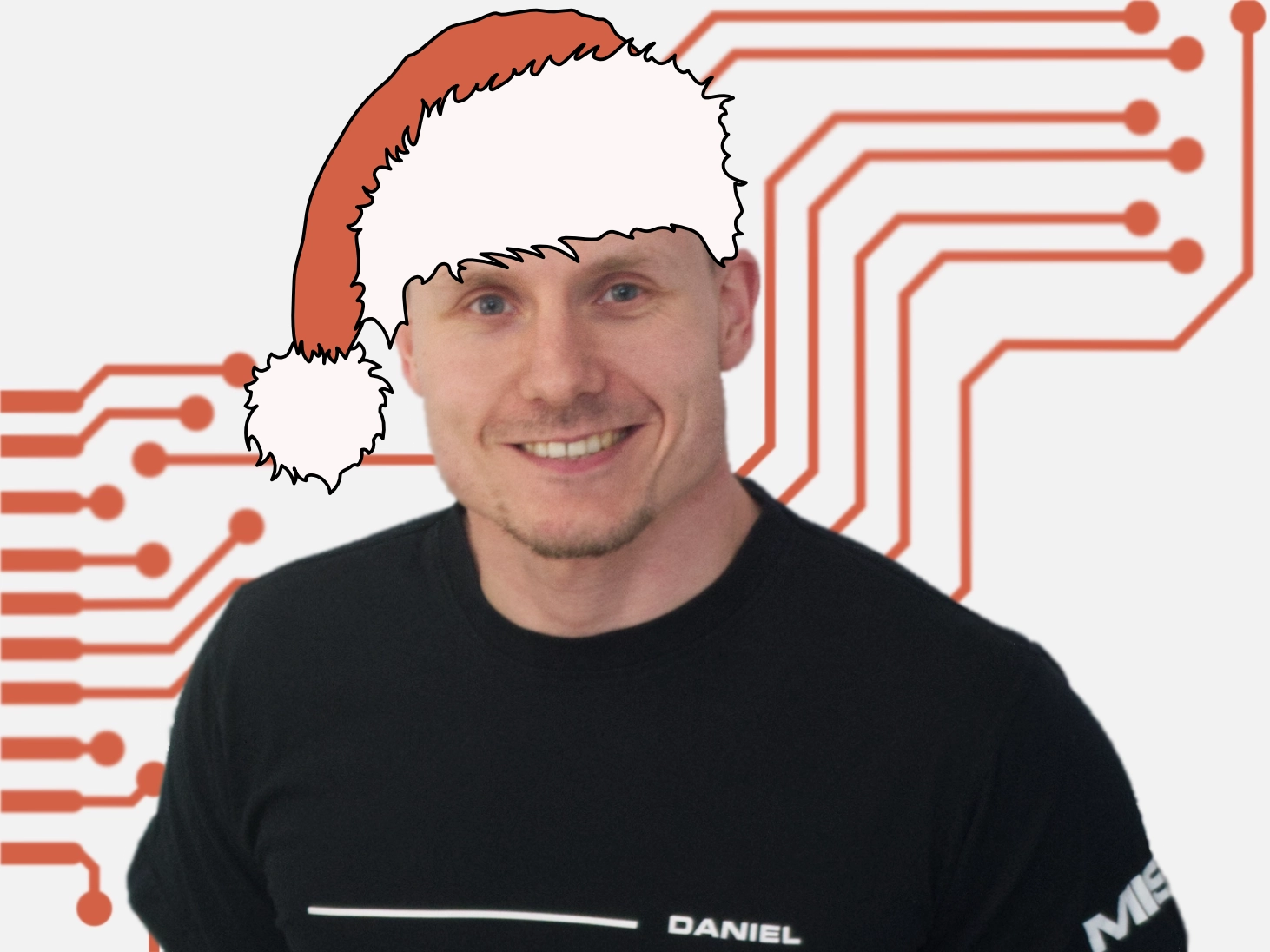 Mann, lächelnd, schwarzes T-Shirt