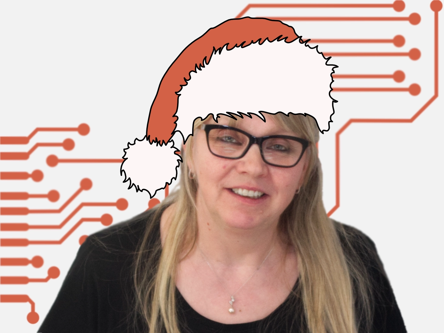 Frau mit Brille und langen blonden Haaren, lächelnd in schwarzem T-Shirt